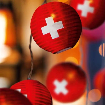 Nischenkauf.ch - Nachhaltige LED Solar Lampionkette mit Schweizerfahne
